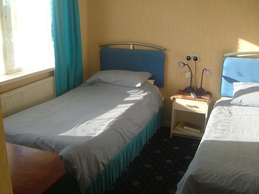 Tremains Guest House Bridgend  Zimmer foto