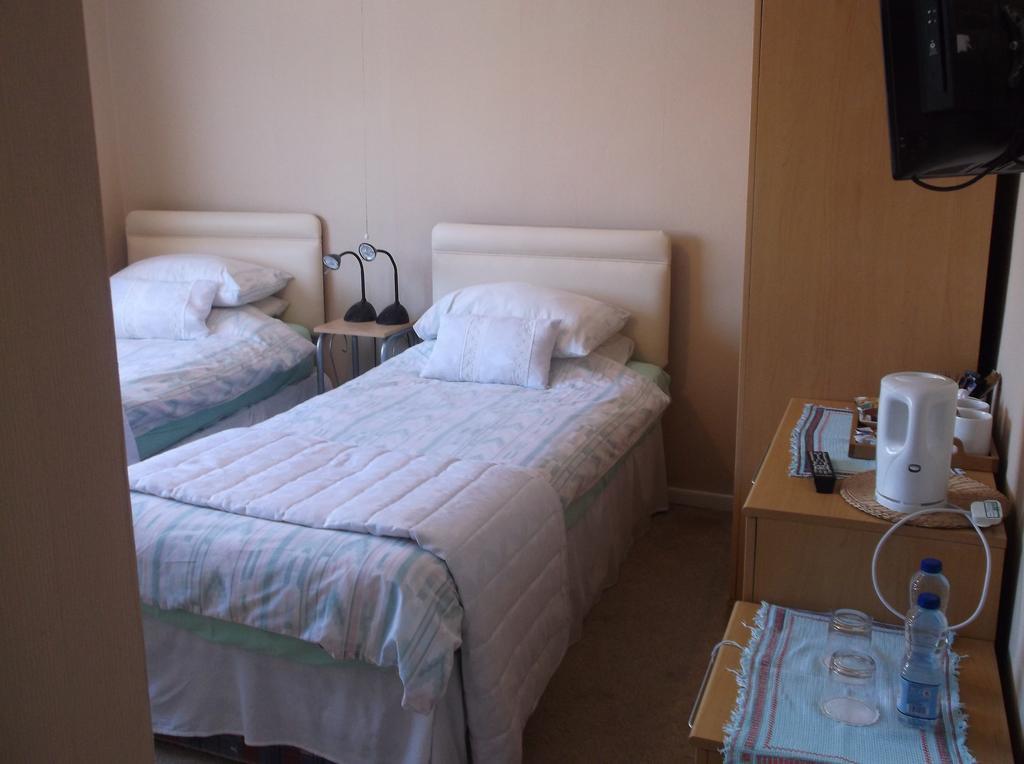 Tremains Guest House Bridgend  Zimmer foto